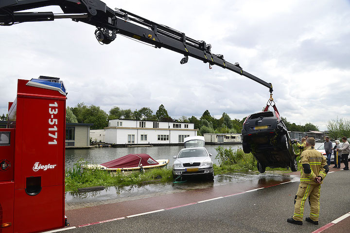 2021/118/20210806-12u36 GB 027 Auto te water Nieuwemeerdijk.jpg